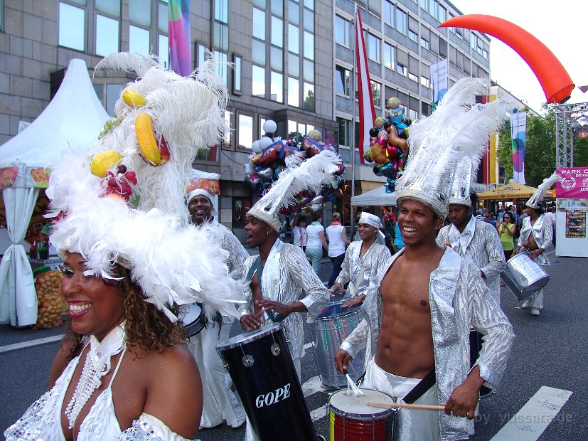 Samba, Percussion, Trommler, Batucada, Samba-Umzug in der Landeshauptstadt Wiesbaden auf dem Wilhelmstraßenfest. 52
